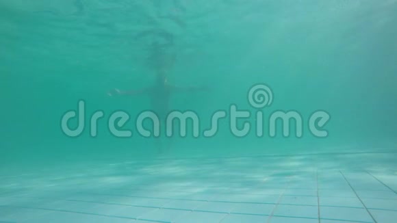 白人运动员潜入游泳池游泳到镜头前两个大拇指视频的预览图