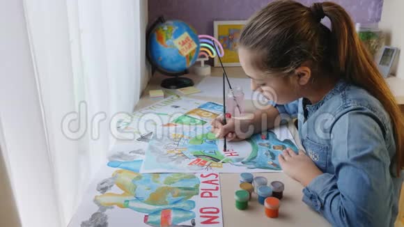 女生画颜料海报环境问题视频的预览图