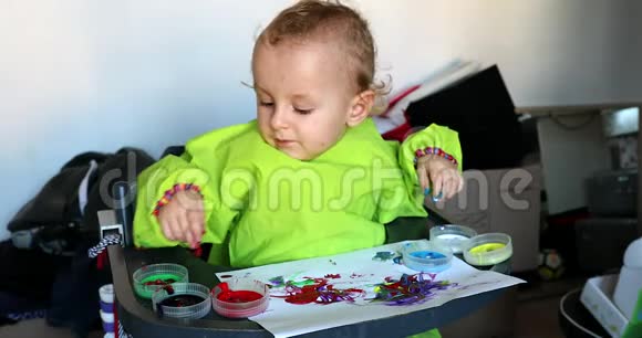 快乐的小男孩用手欣赏绘画视频的预览图