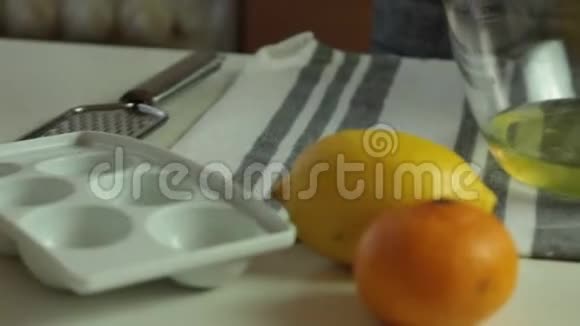 准备鸡蛋泡沫巧克力慕斯与橙色果冻视频的预览图