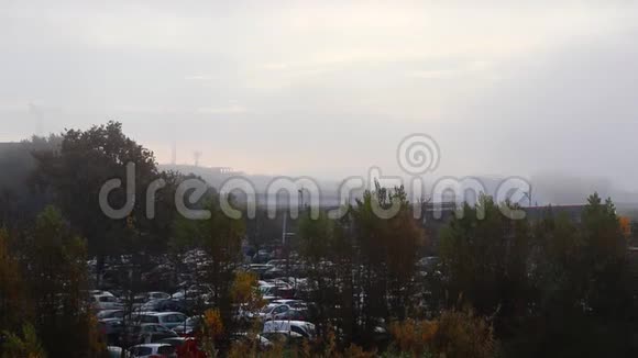 雾蒙蒙的早晨城市景观视频的预览图