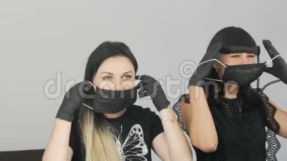 女孩们在镜子前戴上黑色的医疗面具视频的预览图