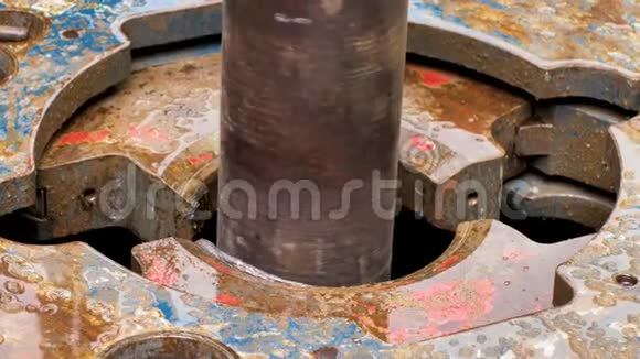 在炼油厂旋转生锈的管道视频的预览图