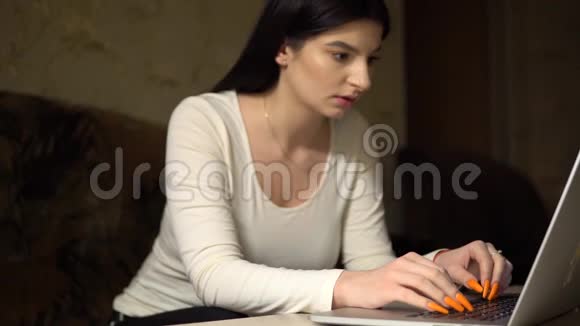 这位年轻的女士厌倦了用电脑工作她的眼睛在努力地闭上视频的预览图