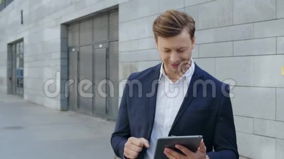 商人在街上使用数字平板电脑在外面庆祝胜利视频的预览图