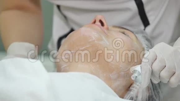 美容师把面膜敷在女孩皮肤上视频的预览图