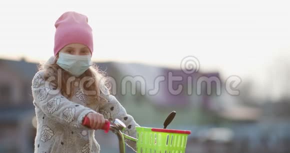 冠状病毒流行期间戴医疗面罩的小女孩传染病流行期间戴防护的生病小女孩视频的预览图