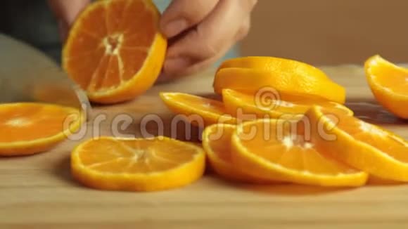 用橘子果冻切橙片巧克力慕斯视频的预览图