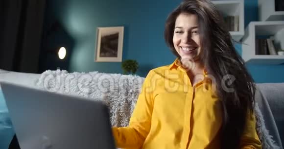快乐的女人在笔记本电脑上视频聊天视频的预览图