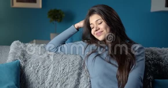 快乐的女人黑发在家放松视频的预览图