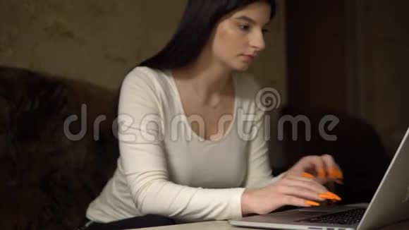 体贴关心的年轻女性在家工作的笔记本电脑自由职业者视频的预览图