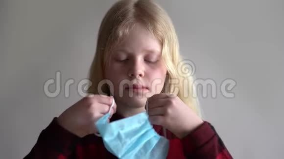 预防冠状病毒女孩把面具戴在脸上视频的预览图