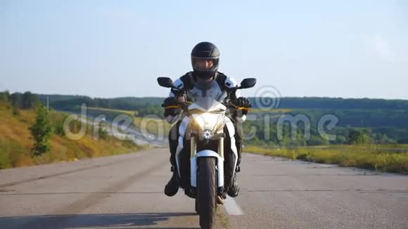 戴着头盔的人驾驶着强大的摩托车在高速公路上背景美丽摩托车超速驾驶视频的预览图