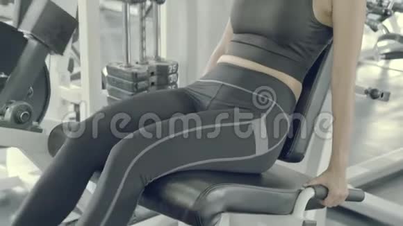 美丽的亚洲年轻女子健身模拟器和伸展腿在健身房锻炼美丽的亚洲女孩训练运动视频的预览图