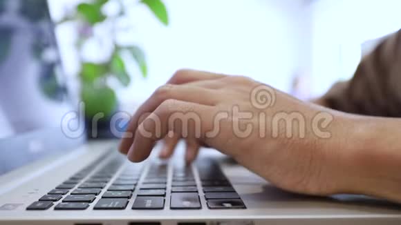 打字键盘的人视频的预览图