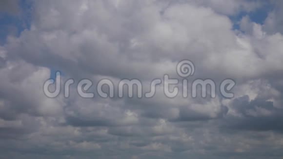 白色蓬松的云彩穿过天空视频的预览图