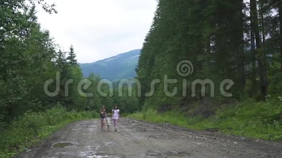 女孩们在树林里散步视频的预览图