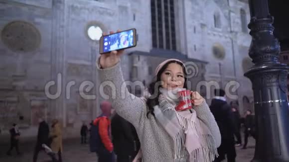 漂亮的亚洲女士带着自拍在欧洲享受圣诞假期视频的预览图
