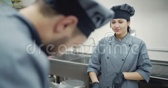 专业女厨师与餐厅合作视频的预览图