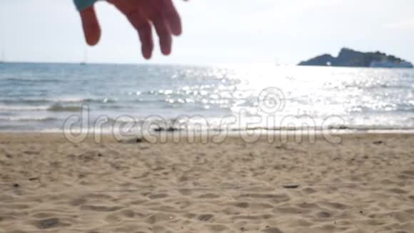 年轻夫妇互相牵着手沿着海滩奔向大海一对快乐的自由或他们的暑假视频的预览图