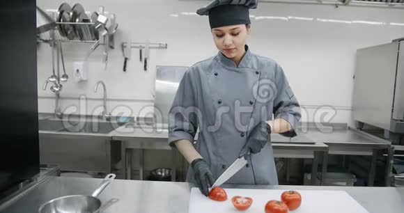 厨师用均匀切割的西红柿做饭视频的预览图