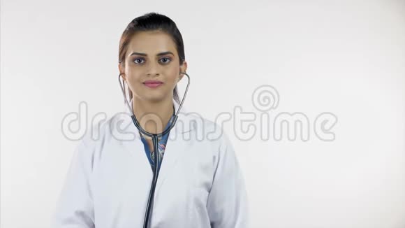 美丽的印度医生穿着医生外套手持听诊器视频的预览图