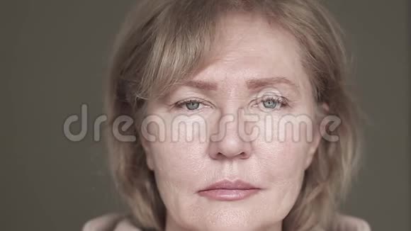 年长的白人妇女戴着医用口罩视频的预览图