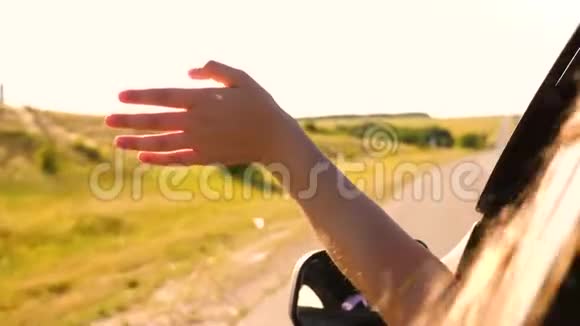 女旅行者开车旅行寻找冒险一位留着长发的女士坐在汽车的前座上伸展着身体视频的预览图