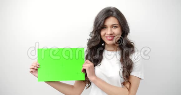 女子手持绿标空白隔离在白色视频的预览图