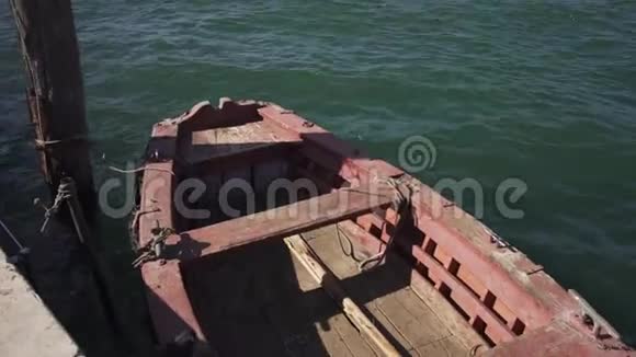 红色的木船漂浮在水面上视频的预览图