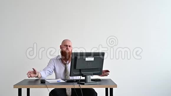 办公室里一个满脸红胡子的愤怒的秃头穿着商务服用电脑砸了一把斧头经理带着一个视频的预览图