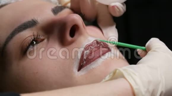 美容师大师对嘴唇进行特殊麻醉永久唇妆的准备现代面部纹身视频的预览图