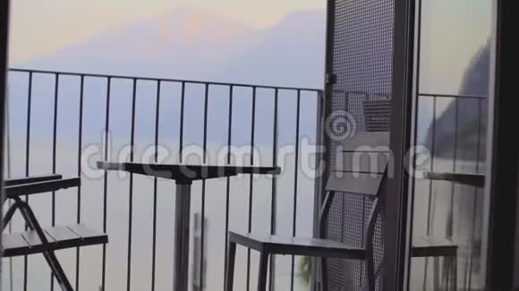 阳台上的桌椅i视频的预览图