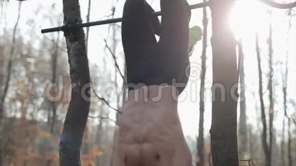 肌肉男裸露躯干使用户外水平杆进行按压运动视频的预览图