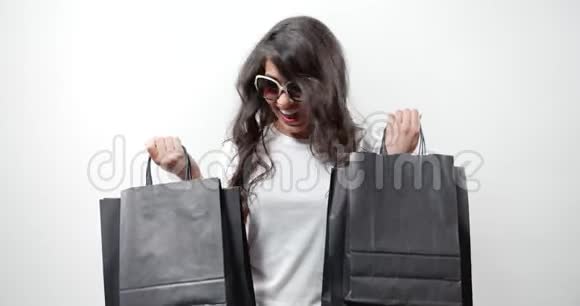 手持黑色购物袋的女人被隔离在白色视频的预览图