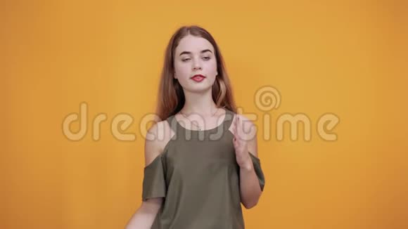 女士用伸出的手指对着镜头把L的手指放在手上视频的预览图