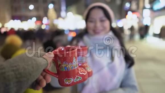 女人在圣诞城喝热饮料视频的预览图