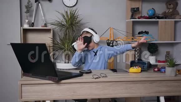 酷快乐的现代7岁男孩在家跳舞使用虚拟现实耳机视频的预览图