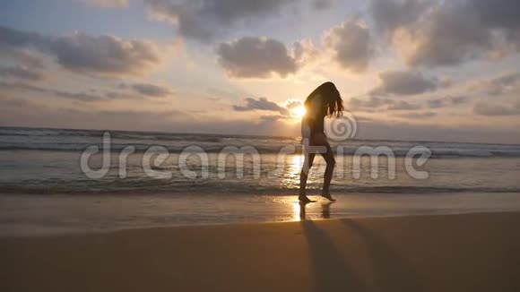 快乐的女人在海边散步和玩耍年轻美丽的女孩享受生活和海上乐趣视频的预览图