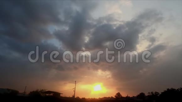多云背景下的日落视频的预览图