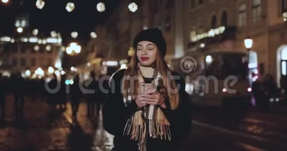 年轻女性发短信在手机户外交流在社交媒体上使用智能手机享受手机的少女视频的预览图