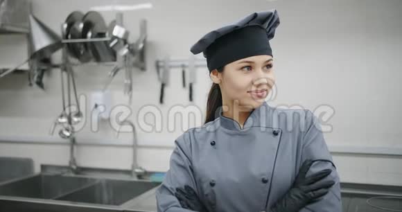女厨师在餐厅厨房做制服视频的预览图