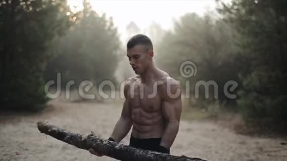 肌肉发达的帅哥在森林里做运动蒸汽来自嘴上午视频的预览图