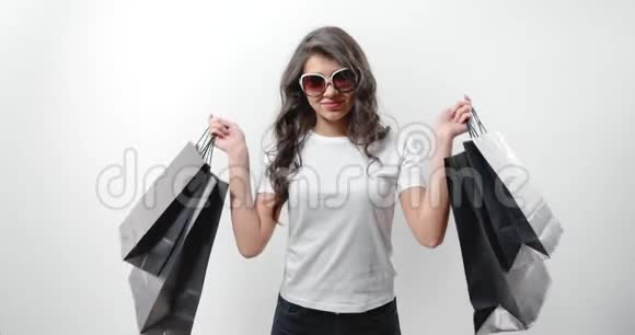 女人拿着黑色的购物袋被隔离在白色的视频的预览图