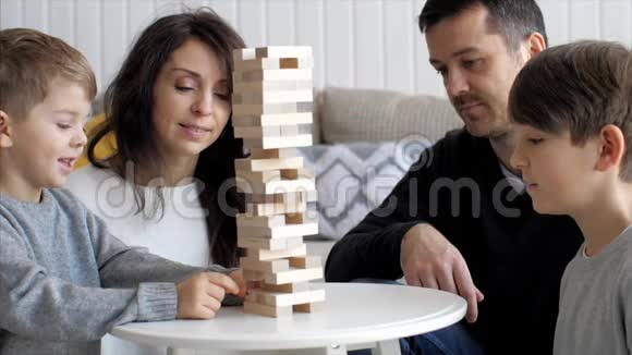 一家人在家里玩木塔视频的预览图