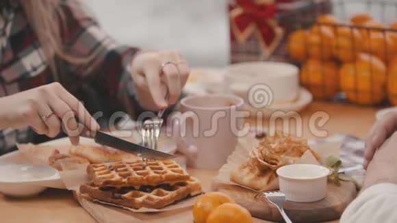 女人用刀子切华夫饼视频的预览图