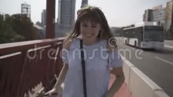 快乐的女孩跑过桥视频的预览图
