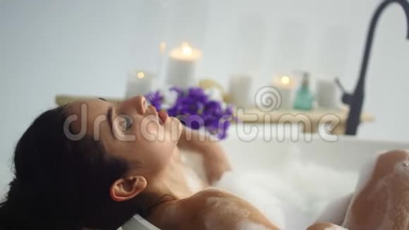 把性感女人关在豪华的家里洗澡躺在泡沫浴缸里放松的女孩视频的预览图