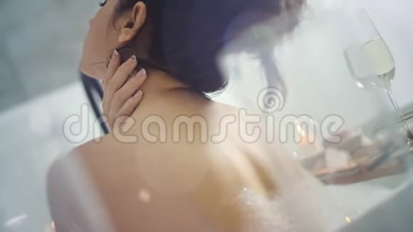 性感女人在浴缸里对着镜头摆姿势性感女孩在豪华浴室触摸皮肤视频的预览图