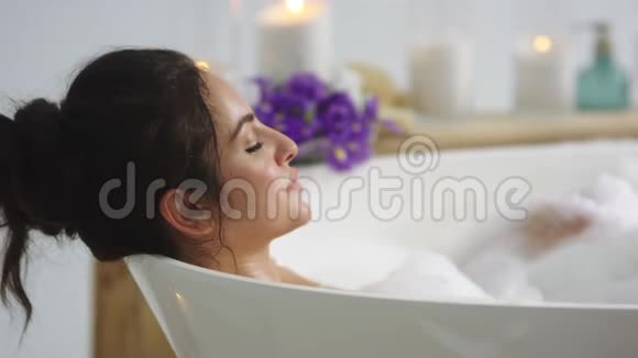 近距离放松的女人在浴室里吹泡沫性感女孩洗澡洗手视频的预览图